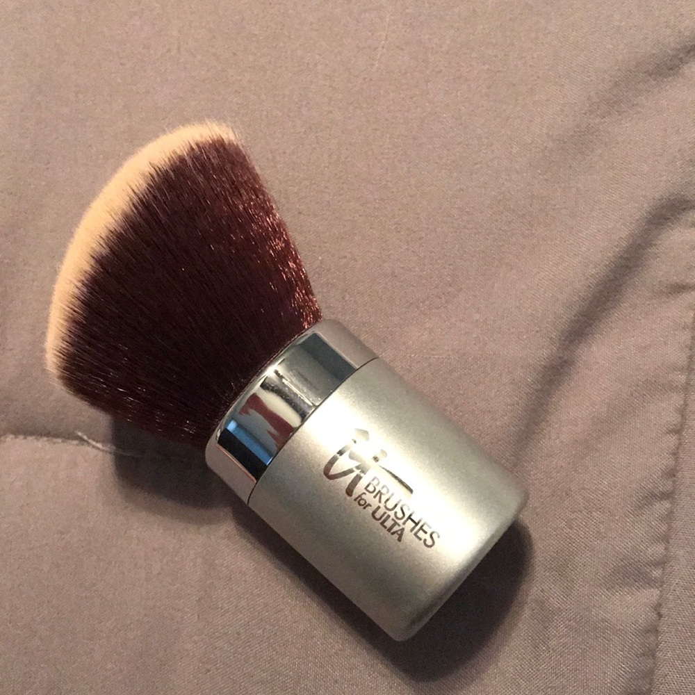 It Cosmetics Compact Angled Kabuki with case